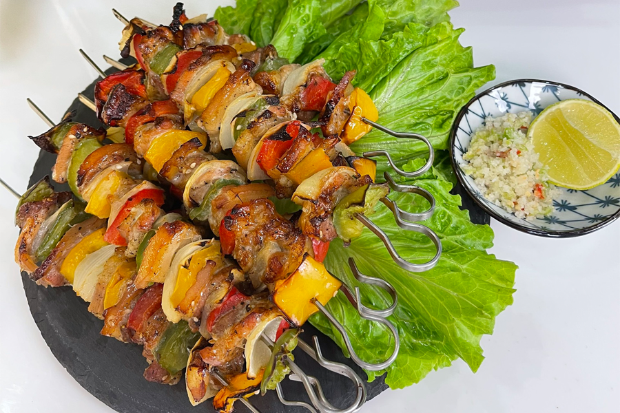 Vào bếp làm món thịt xiên nướng rau củ cho tiệc BBQ tại nhà vô cùng thơm ngon hấp dẫn